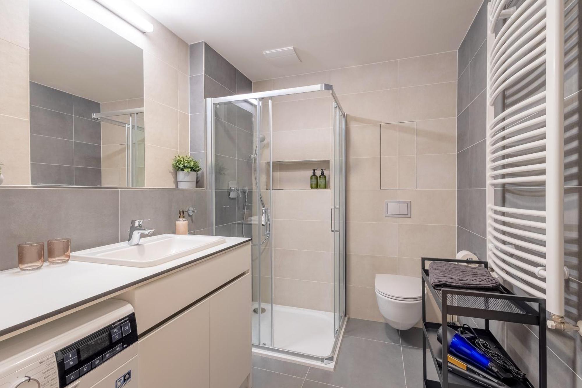 Bright 2Br - 4Th Floor, Balcony, Free Parking By Gravity Prague Apartment Bagian luar foto