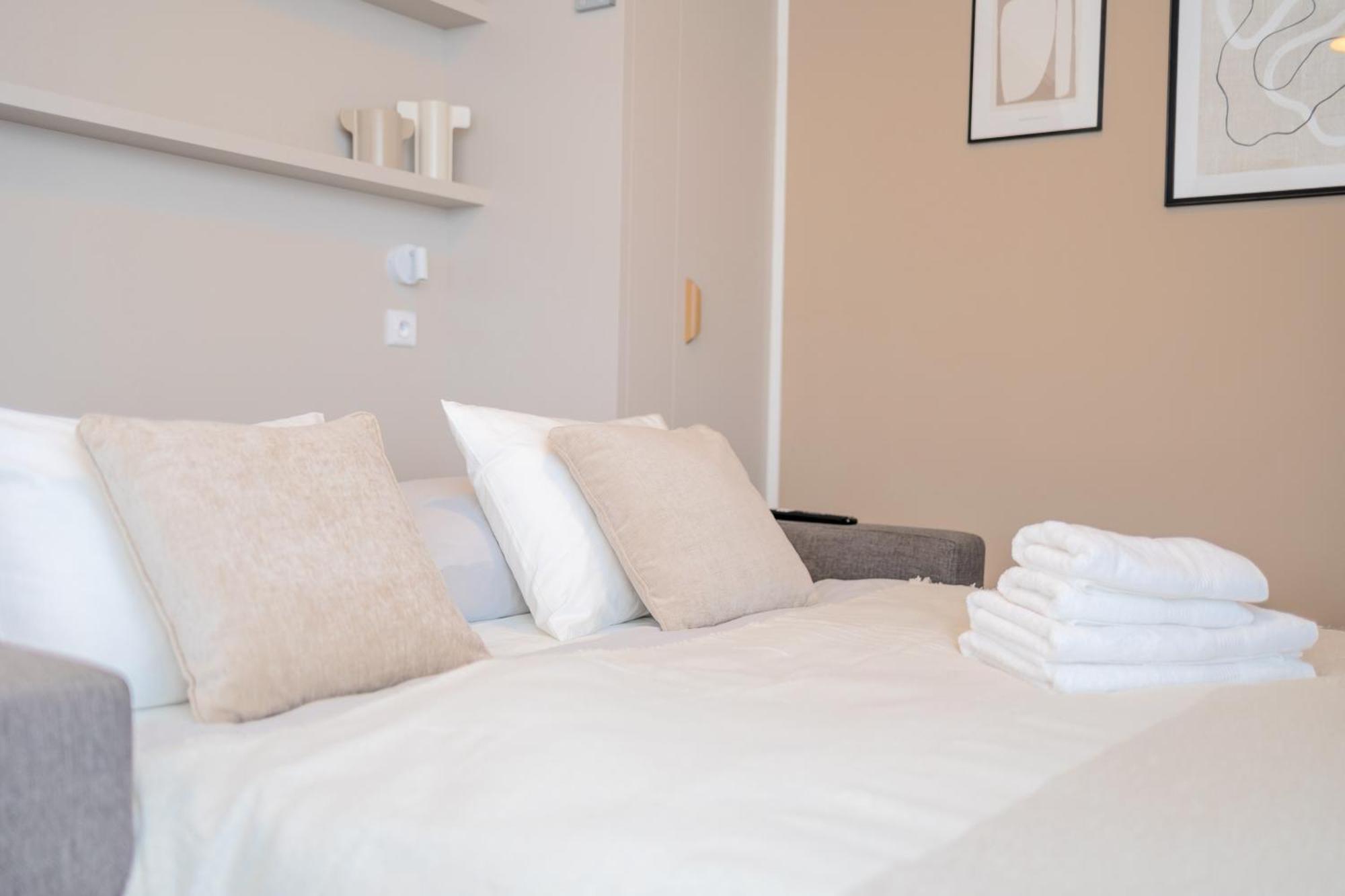 Bright 2Br - 4Th Floor, Balcony, Free Parking By Gravity Prague Apartment Bagian luar foto