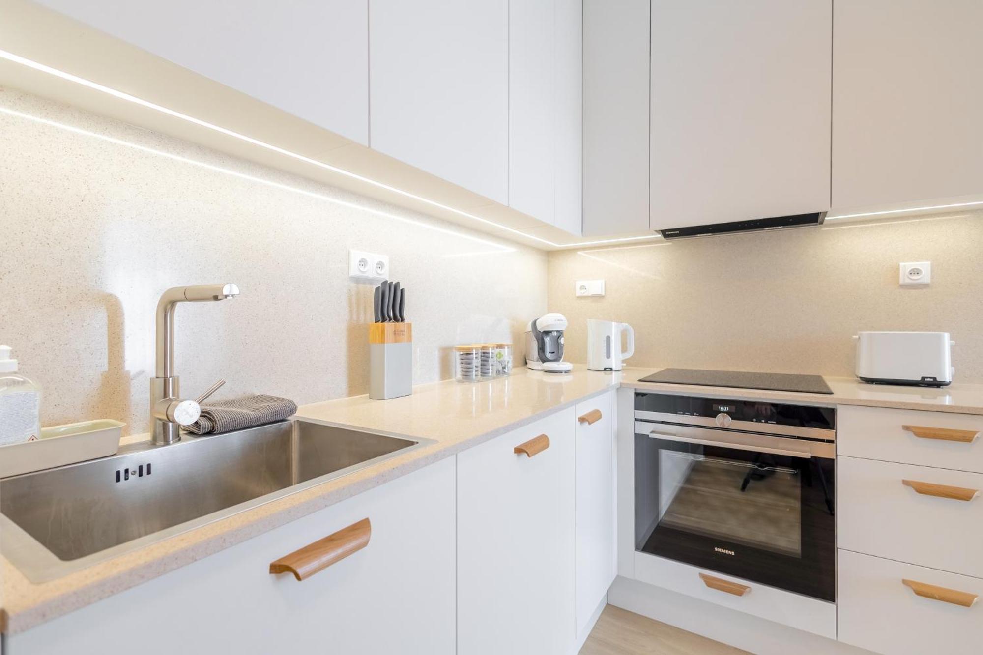 Bright 2Br - 4Th Floor, Balcony, Free Parking By Gravity Prague Apartment Bagian luar foto