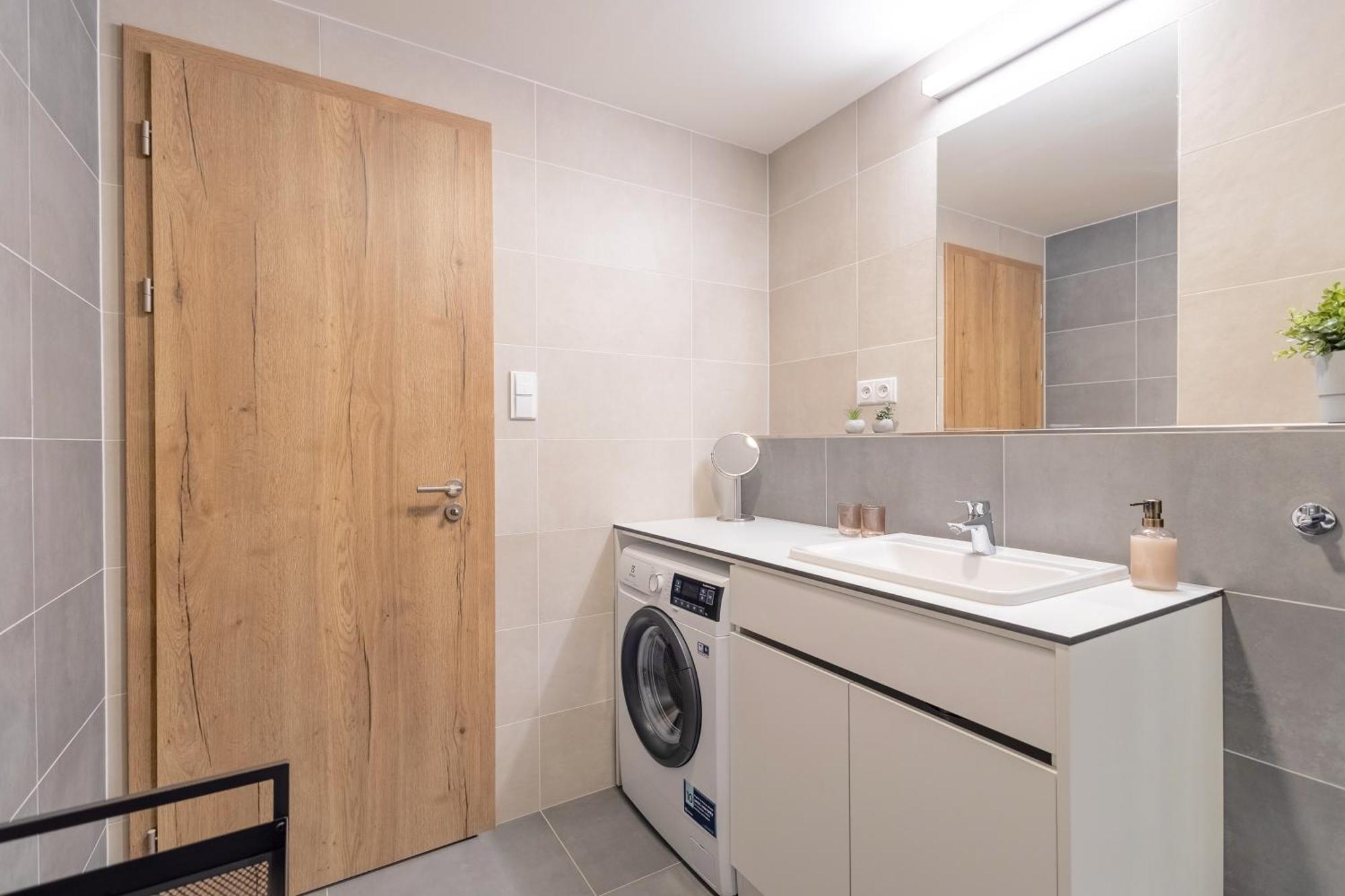 Bright 2Br - 4Th Floor, Balcony, Free Parking By Gravity Prague Apartment Bagian luar foto